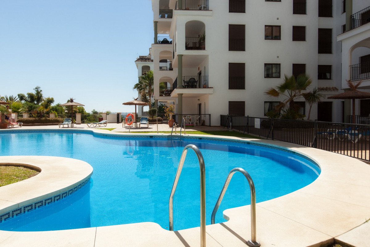 2 Bed Apartment for sale in La Duquesa Costa Del Sol, Málaga, Spain