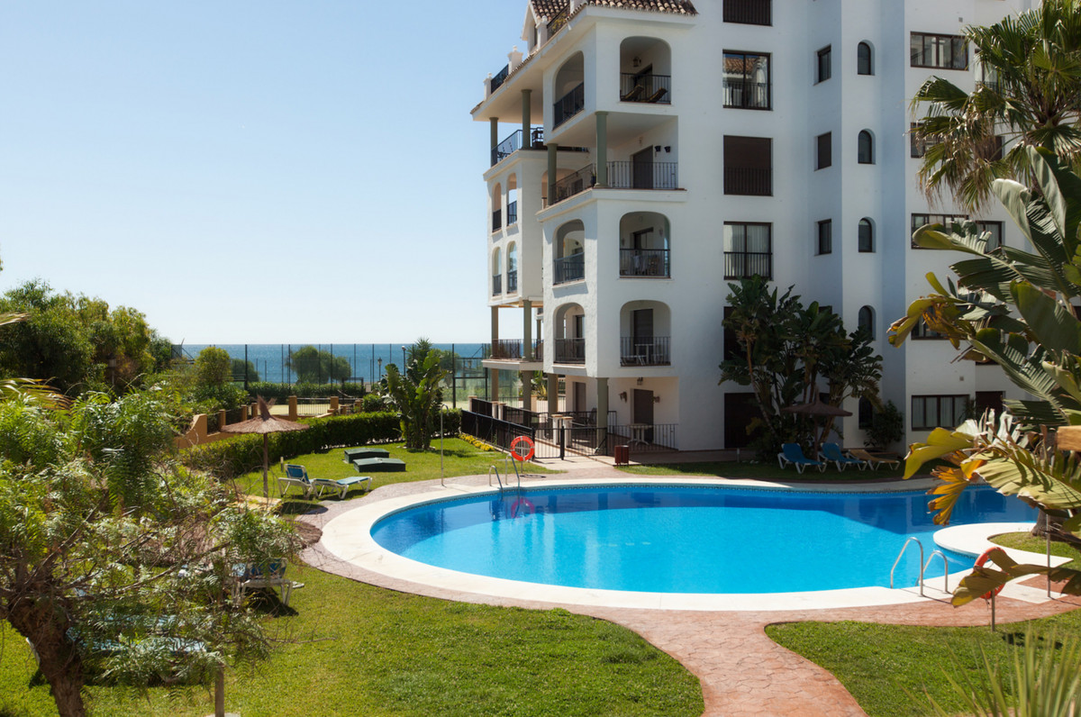 2 Bed Apartment for sale in La Duquesa Costa Del Sol, Málaga, Spain