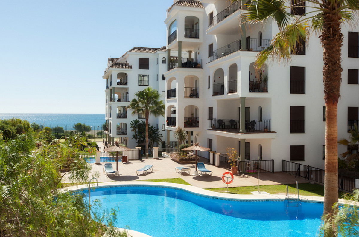 2 Bed Apartment for sale in La Duquesa Costa Del Sol, Málaga, Spain