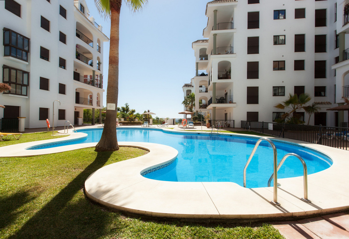 2 Bed Apartment for sale in La Duquesa Costa Del Sol, Málaga, Spain