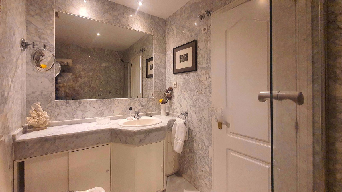2 Bed Apartment for sale in Puerto Banús Costa Del Sol, Málaga, Spain
