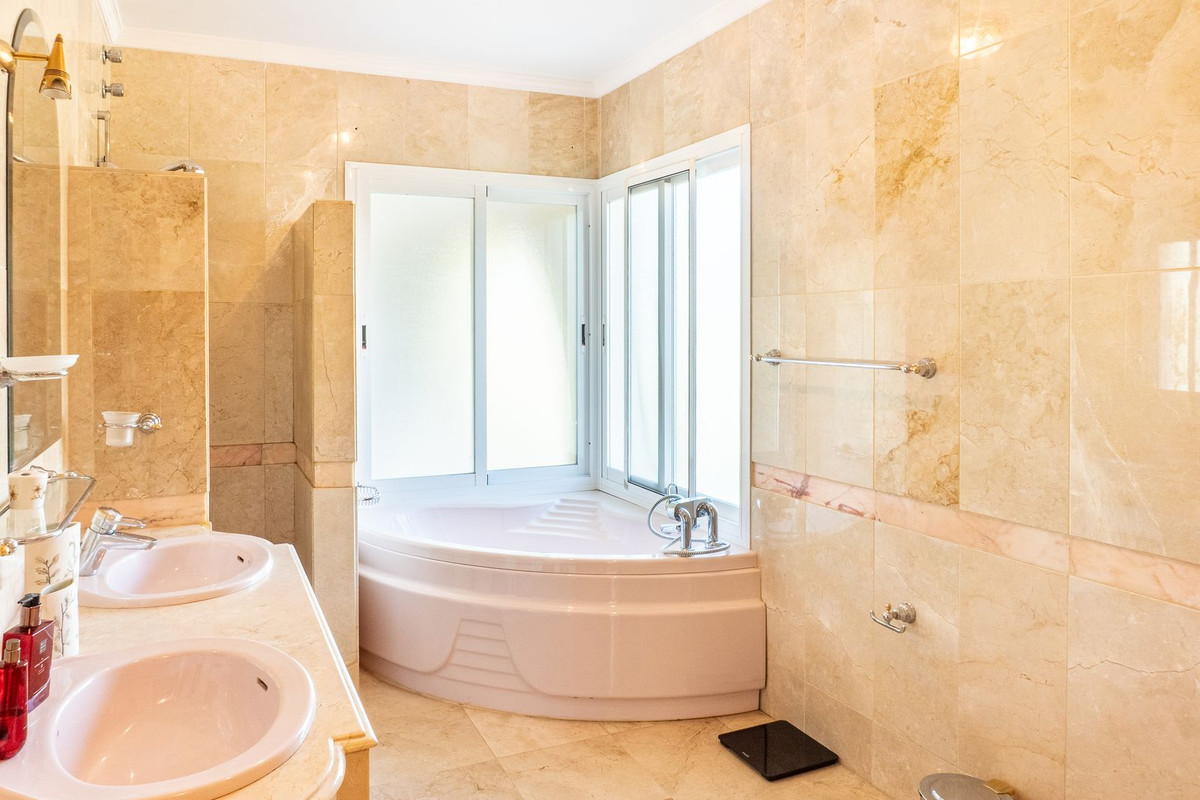 Se vende Villa - Chalet de 5 dormitorios en Costa Del Sol, Málaga, España