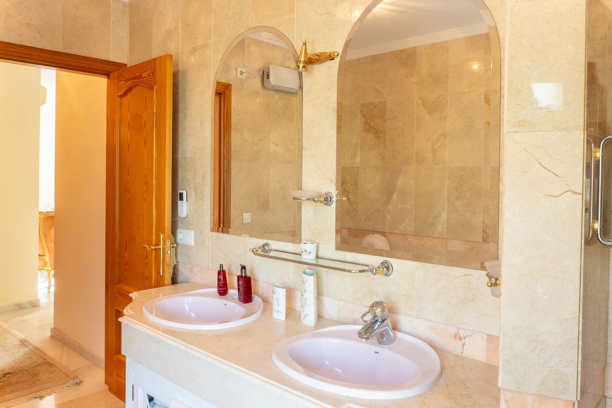 Se vende Villa - Chalet de 5 dormitorios en Costa Del Sol, Málaga, España