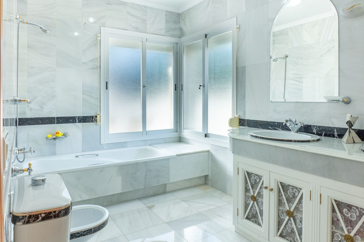 Se vende Villa - Chalet de 5 dormitorios en Costa Del Sol, Málaga, España