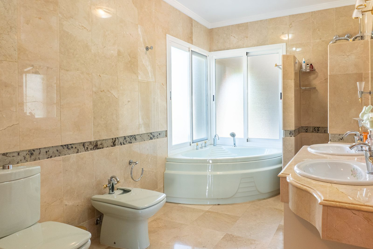 Se vende Villa - Chalet de 5 dormitorios en Costa Del Sol, Málaga, España