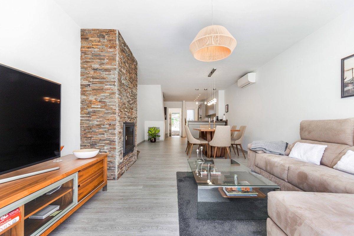 2 Bed Townhouse for sale in Nueva Andalucía Costa Del Sol, Málaga, Spain