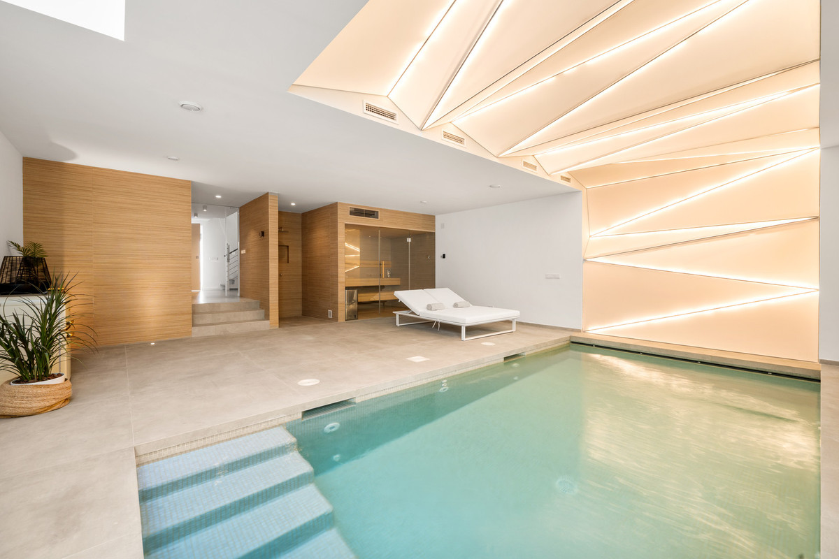 Se vende Villa - Chalet de 5 dormitorios en Costa Del Sol, Málaga, España