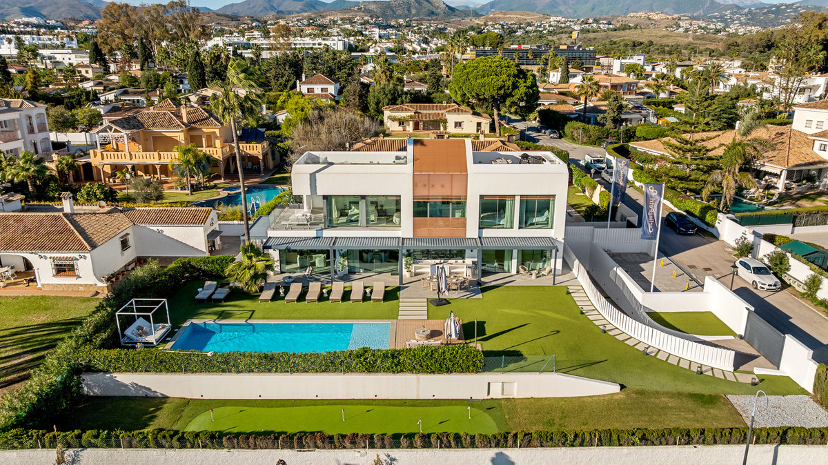 Se vende Villa - Chalet de 5 dormitorios en Costa Del Sol, Málaga, España