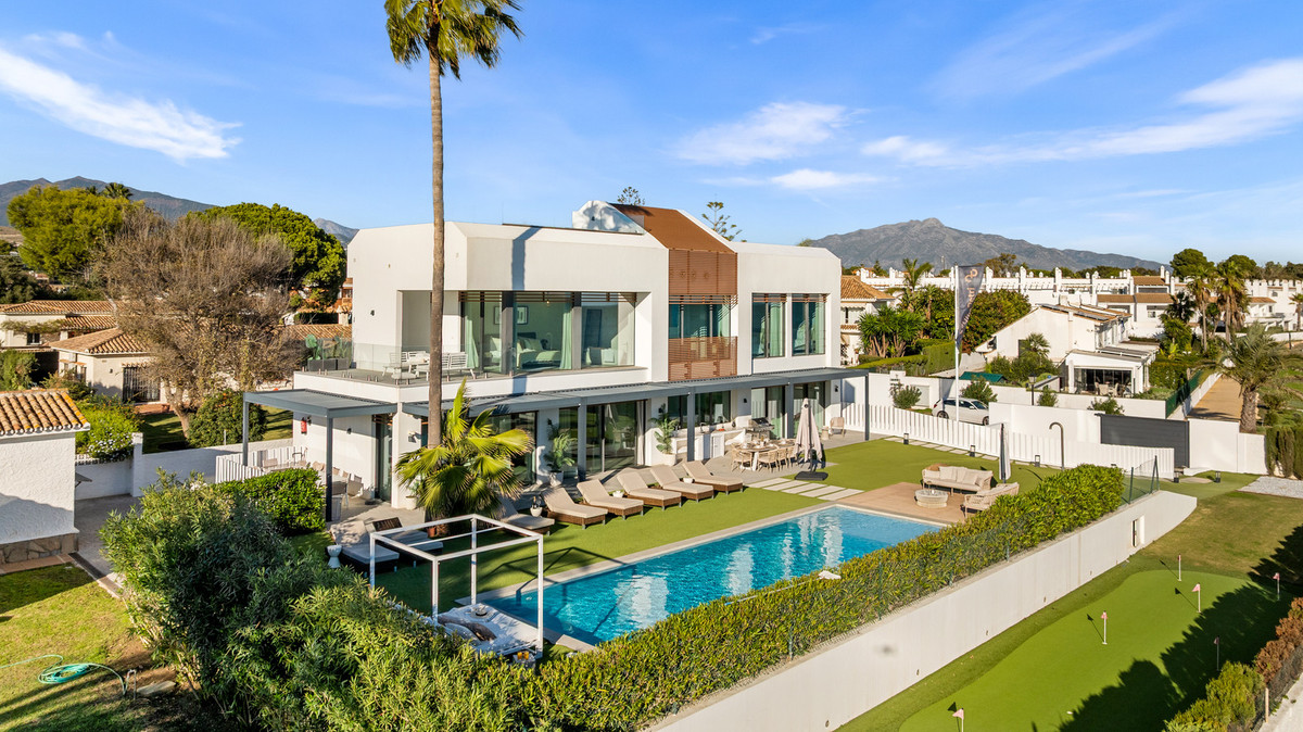 Se vende Villa - Chalet de 5 dormitorios en Costa Del Sol, Málaga, España
