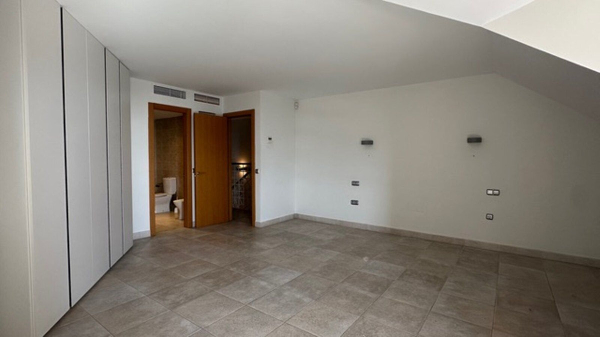 3 Bed Apartment for sale in Fuengirola Costa Del Sol, Málaga, Spain