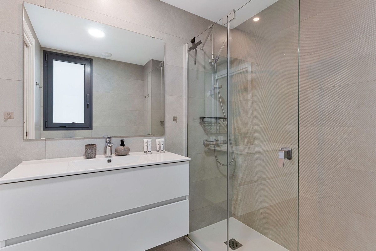 Se vende Apartamento Planta Media de 2 dormitorios en Costa Del Sol, Málaga, España