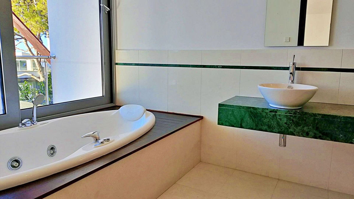 Se vende Pareada de 5 dormitorios en Costa Del Sol, Málaga, España