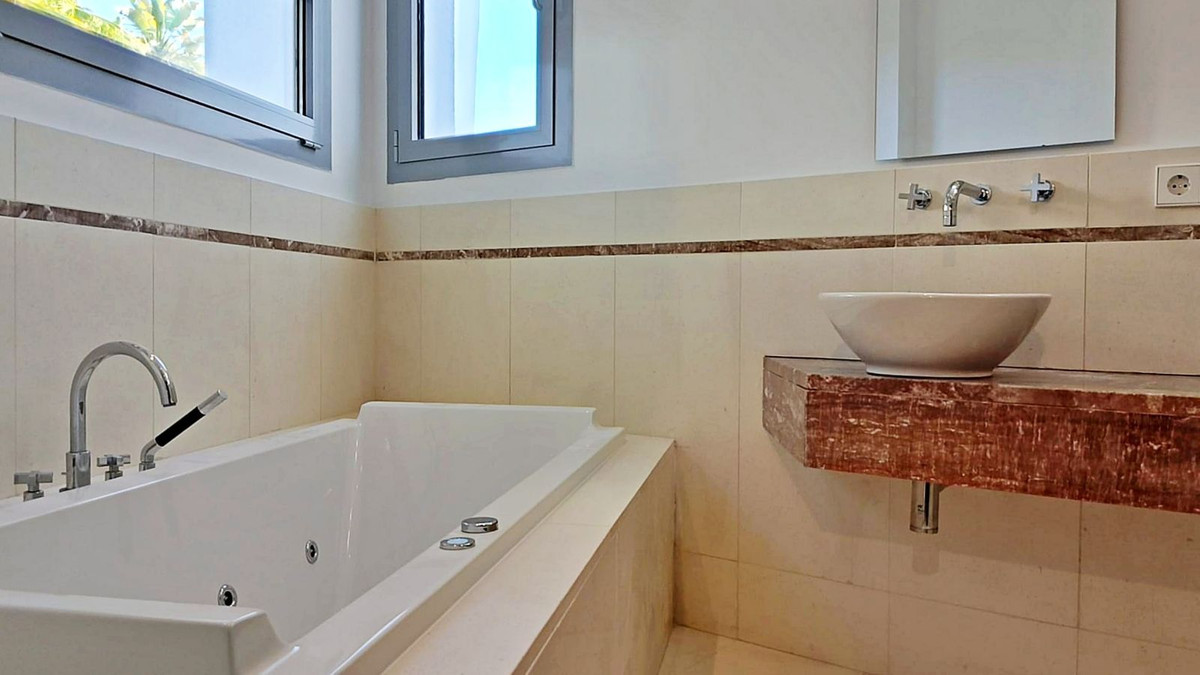 Se vende Pareada de 5 dormitorios en Costa Del Sol, Málaga, España