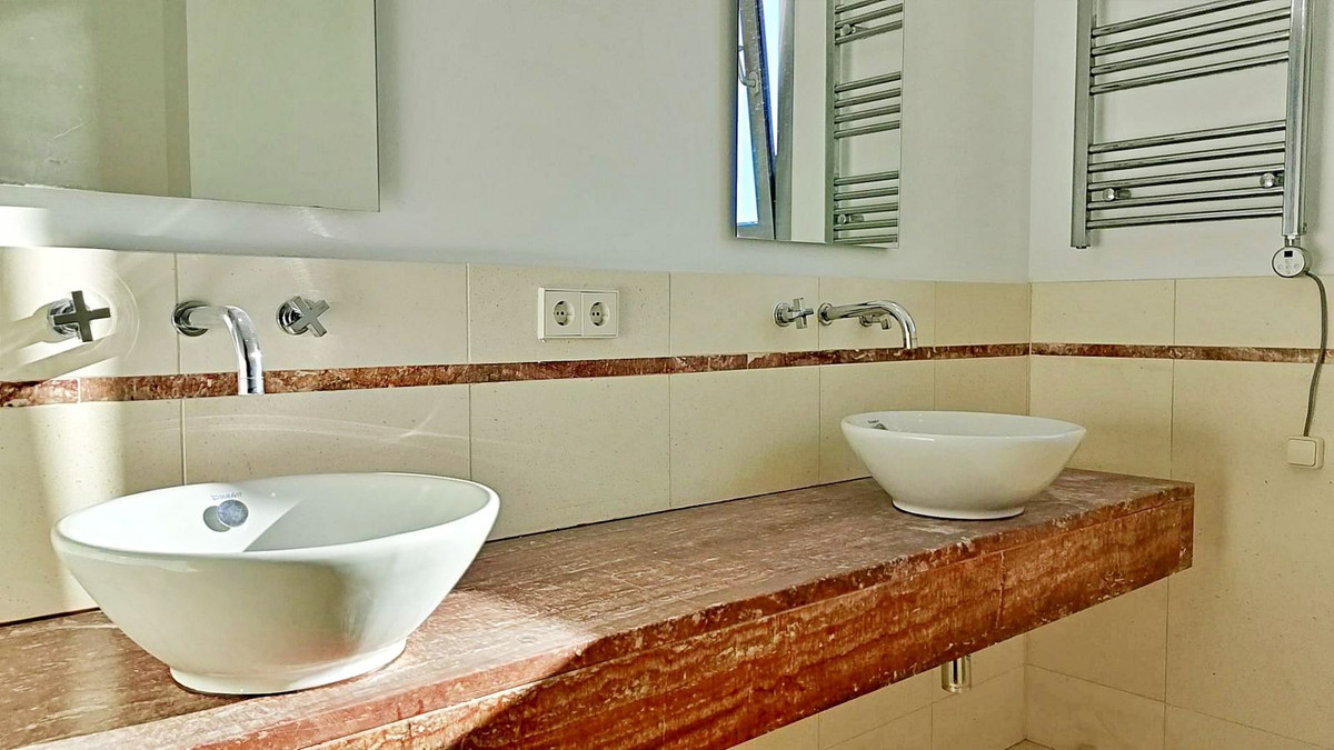 Se vende Pareada de 5 dormitorios en Costa Del Sol, Málaga, España