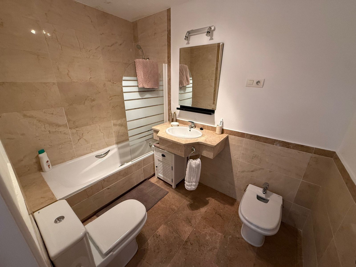 Se vende Apartamento Planta Media de 2 dormitorios en Costa Del Sol, Málaga, España