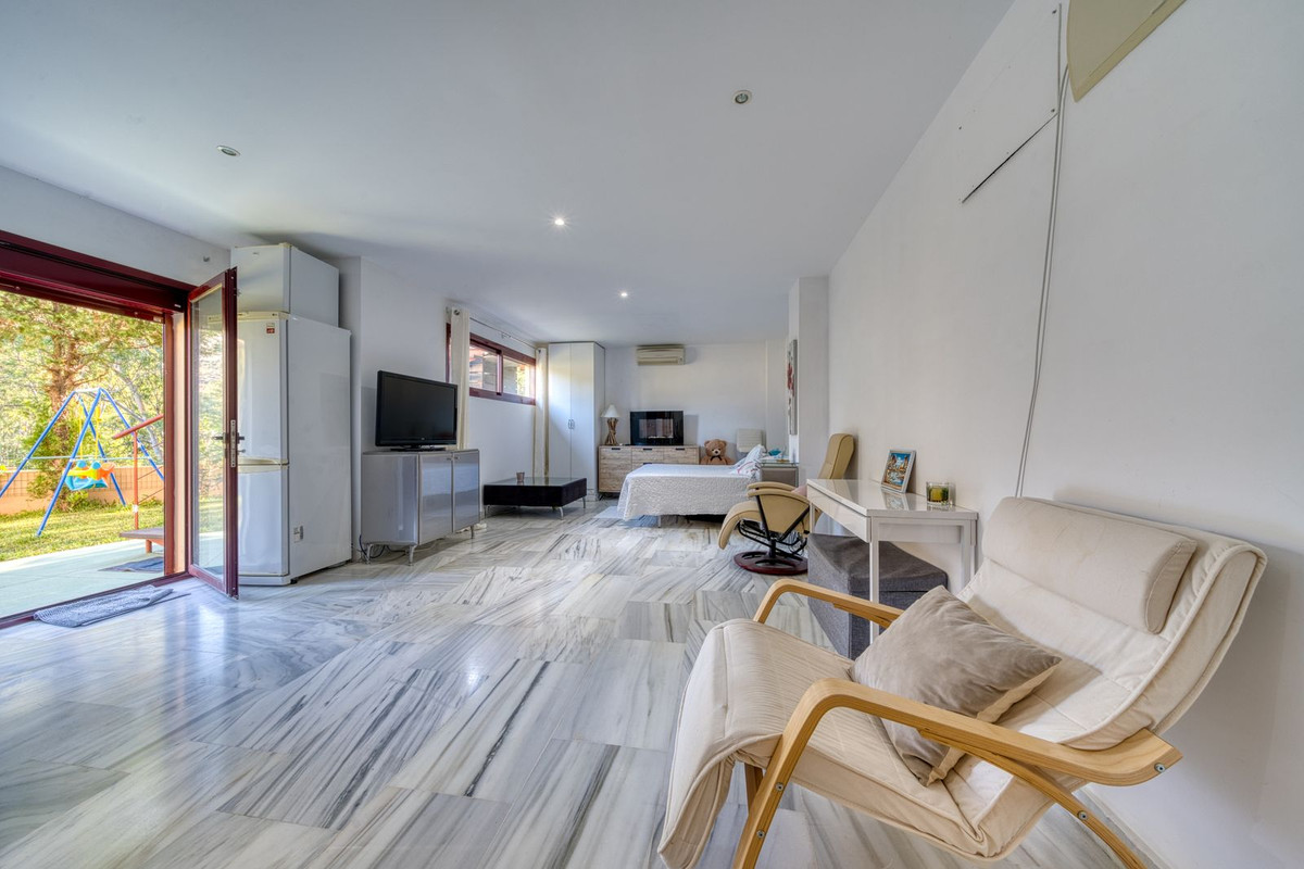 5 Bed Townhouse for sale in Benahavís Costa Del Sol, Málaga, Spain