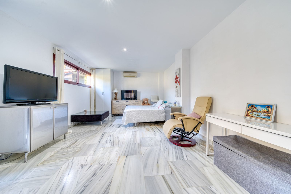 5 Bed Townhouse for sale in Benahavís Costa Del Sol, Málaga, Spain