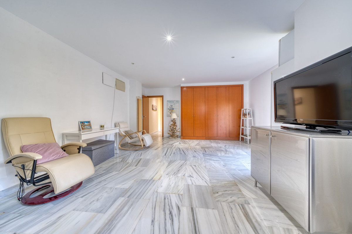 5 Bed Townhouse for sale in Benahavís Costa Del Sol, Málaga, Spain