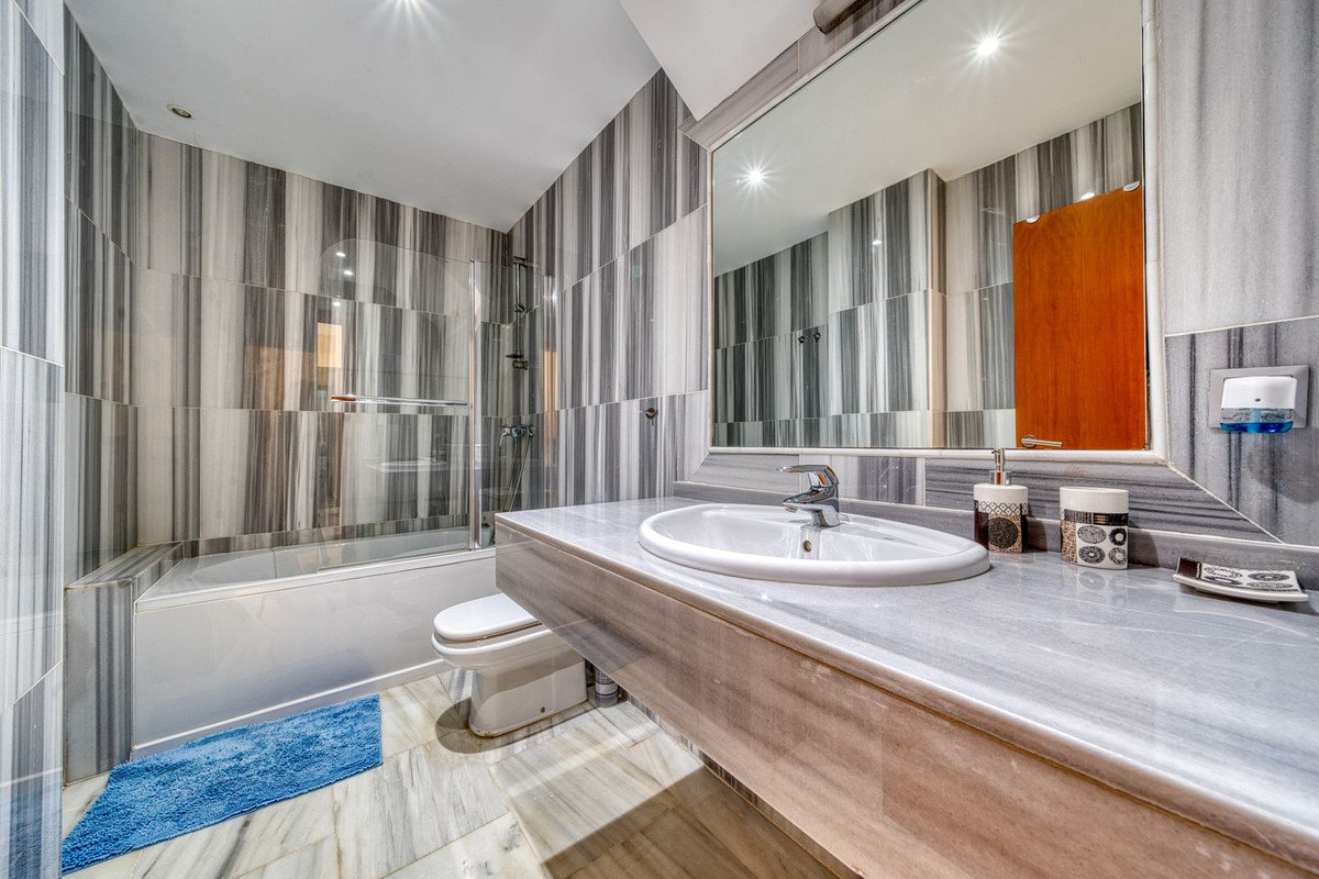 5 Bed Townhouse for sale in Benahavís Costa Del Sol, Málaga, Spain