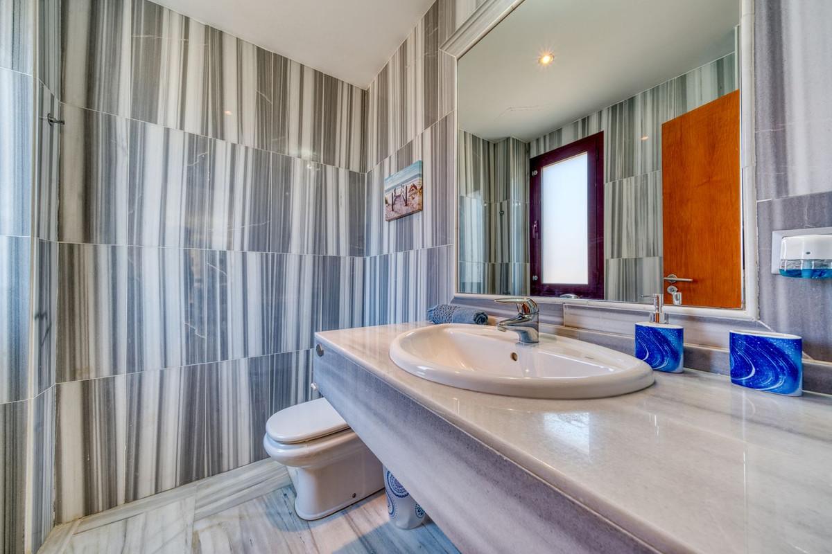 5 Bed Townhouse for sale in Benahavís Costa Del Sol, Málaga, Spain