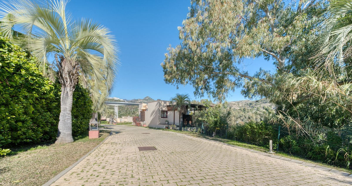 5 Bed Townhouse for sale in Benahavís Costa Del Sol, Málaga, Spain