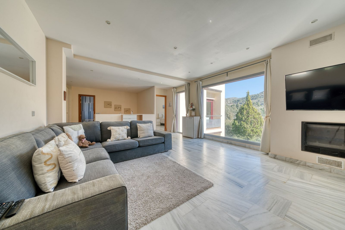 5 Bed Townhouse for sale in Benahavís Costa Del Sol, Málaga, Spain