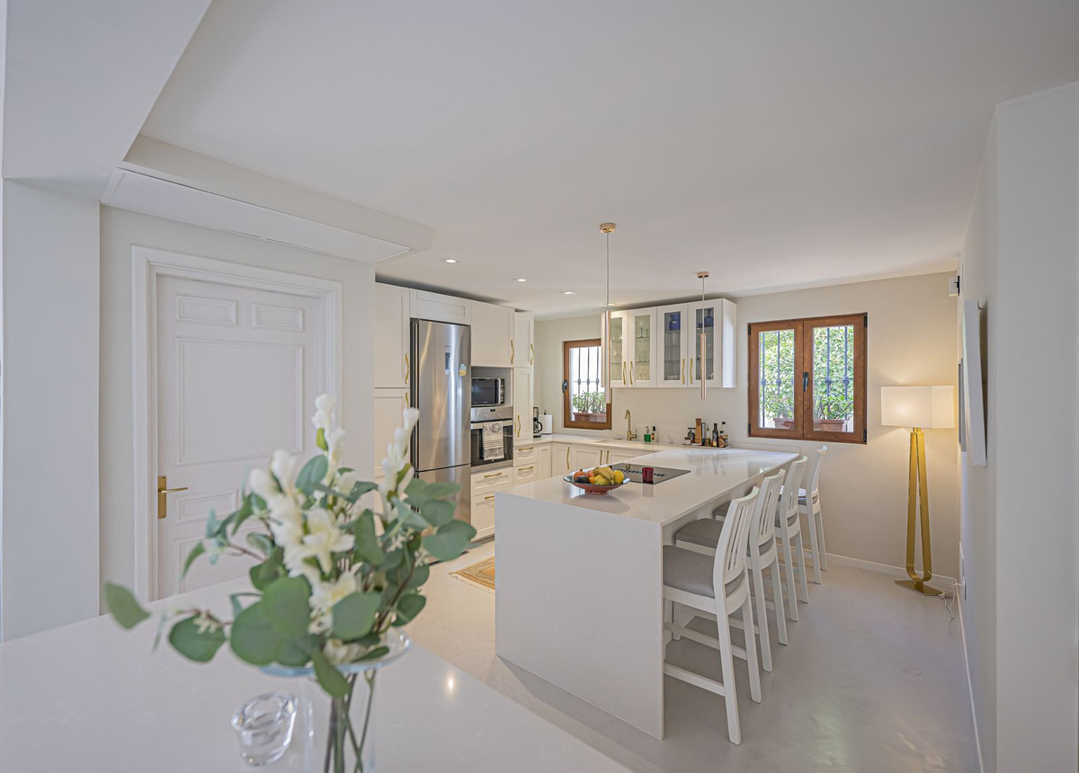 2 Bed Apartment for sale in Benahavís Costa Del Sol, Málaga, Spain
