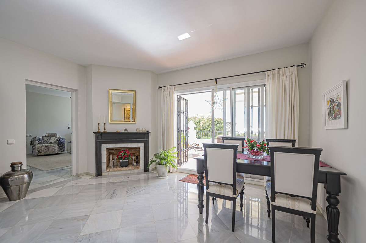 2 Bed Apartment for sale in Benahavís Costa Del Sol, Málaga, Spain