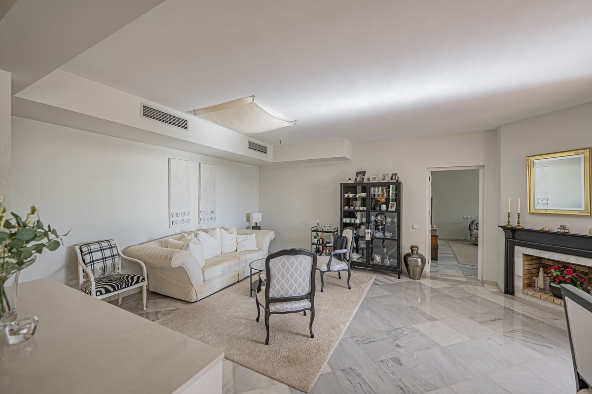 2 Bed Apartment for sale in Benahavís Costa Del Sol, Málaga, Spain