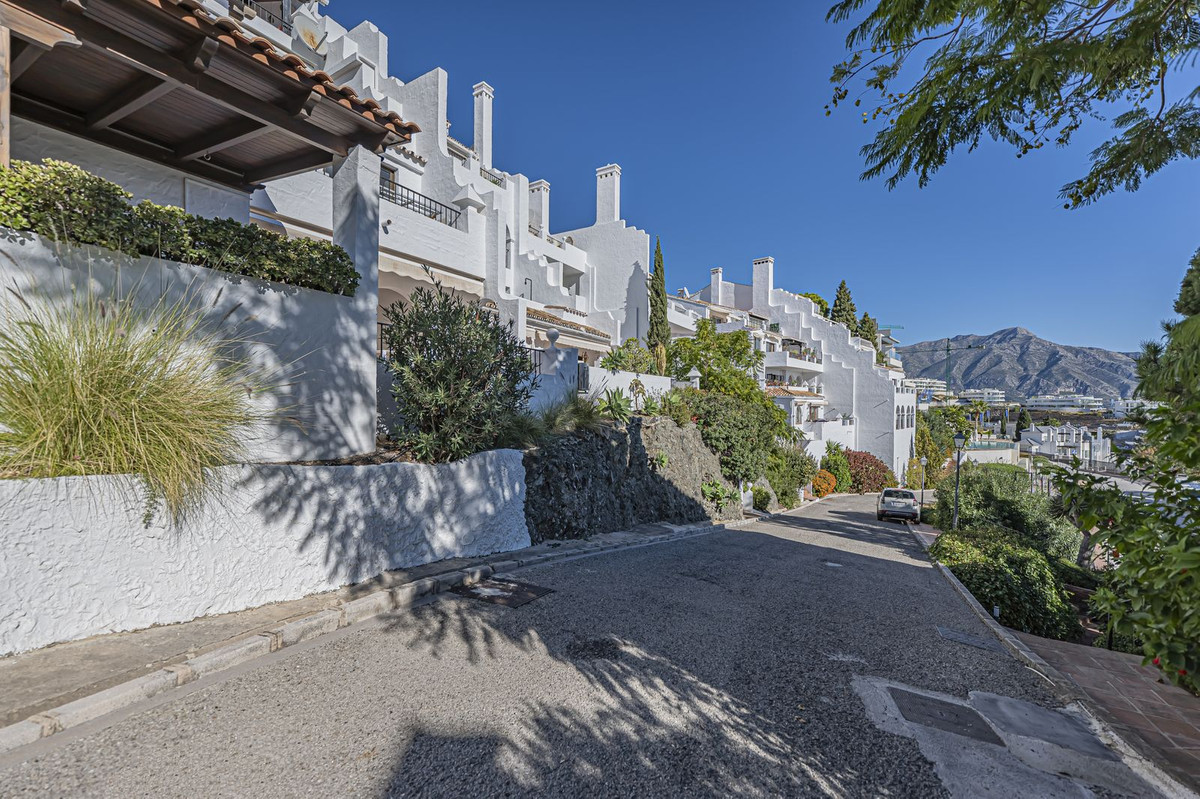 2 Bed Apartment for sale in Benahavís Costa Del Sol, Málaga, Spain