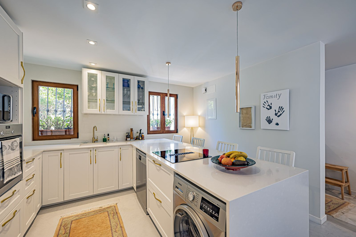2 Bed Apartment for sale in Benahavís Costa Del Sol, Málaga, Spain