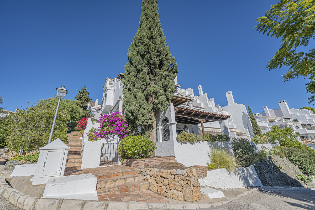 2 Bed Apartment for sale in Benahavís Costa Del Sol, Málaga, Spain
