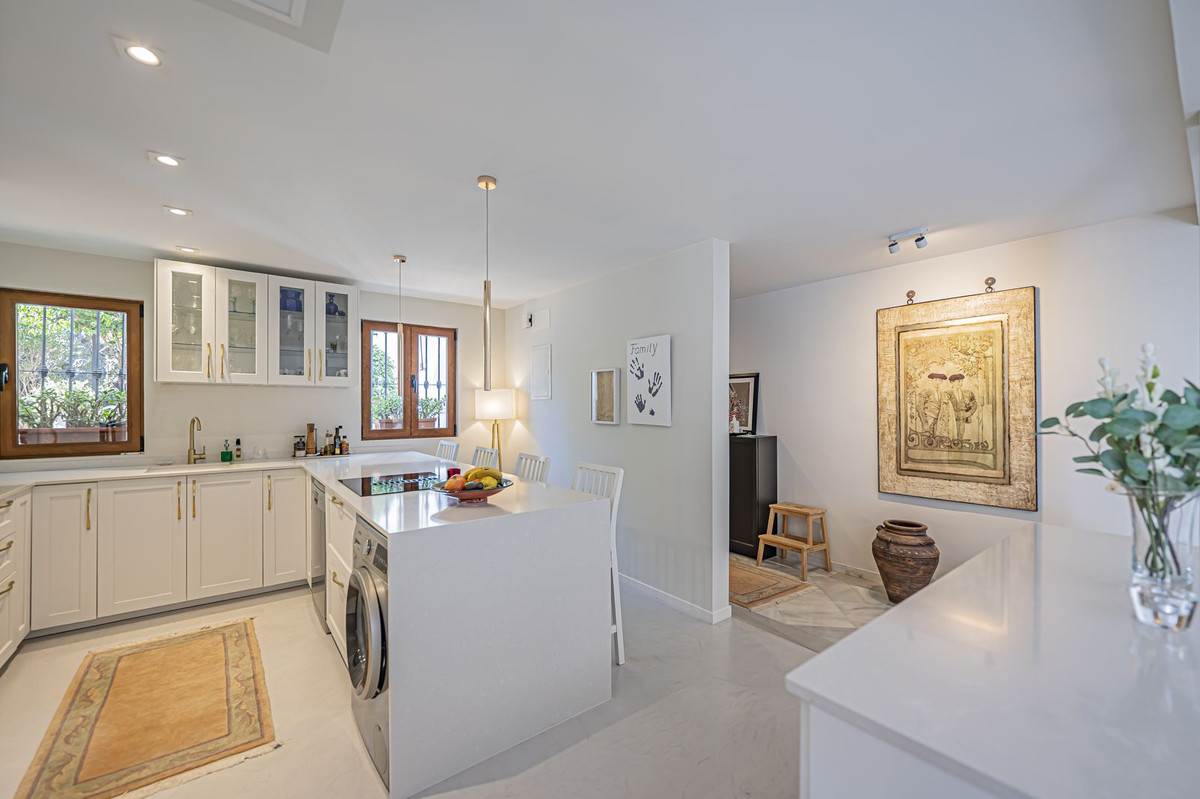 2 Bed Apartment for sale in Benahavís Costa Del Sol, Málaga, Spain