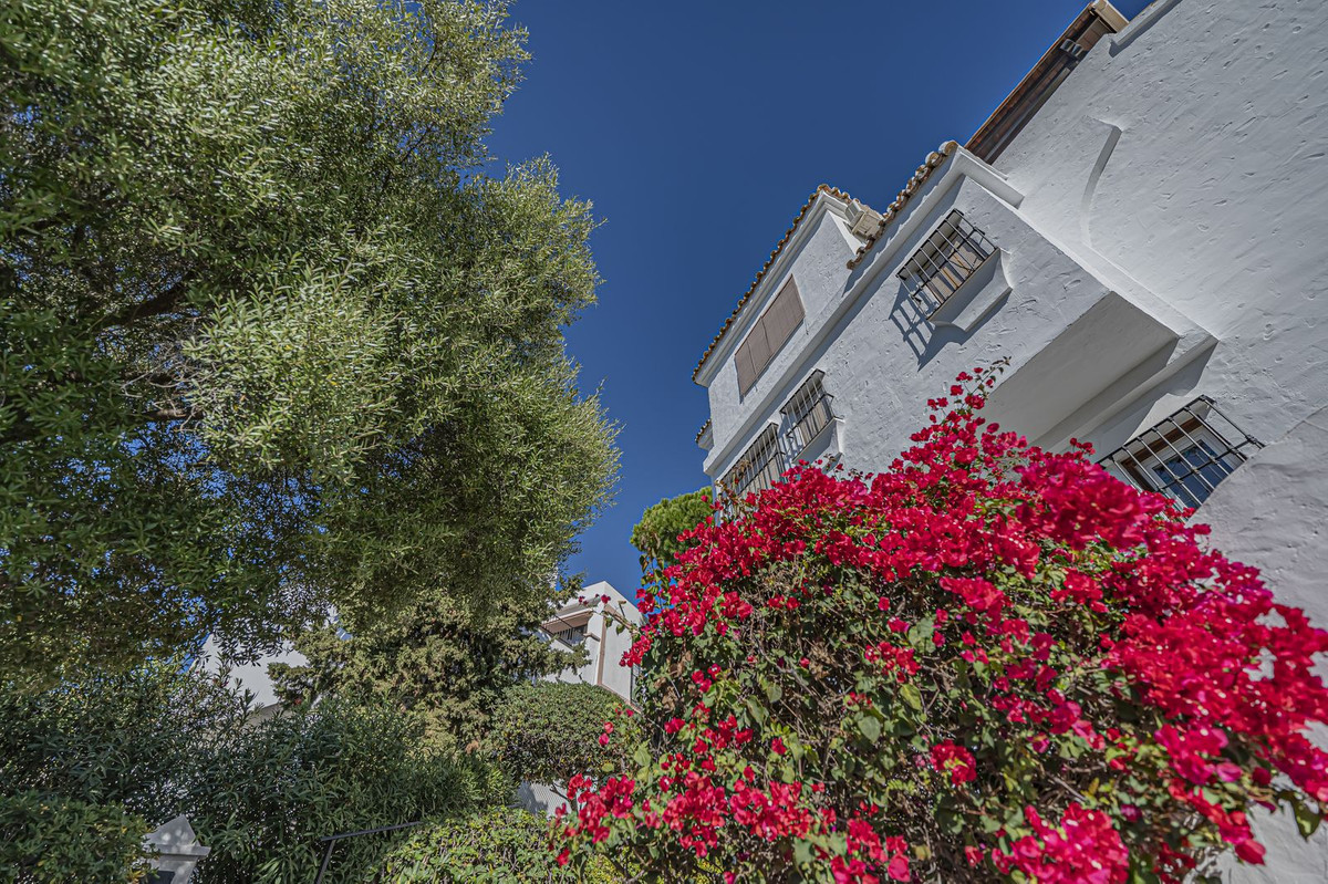 2 Bed Apartment for sale in Benahavís Costa Del Sol, Málaga, Spain
