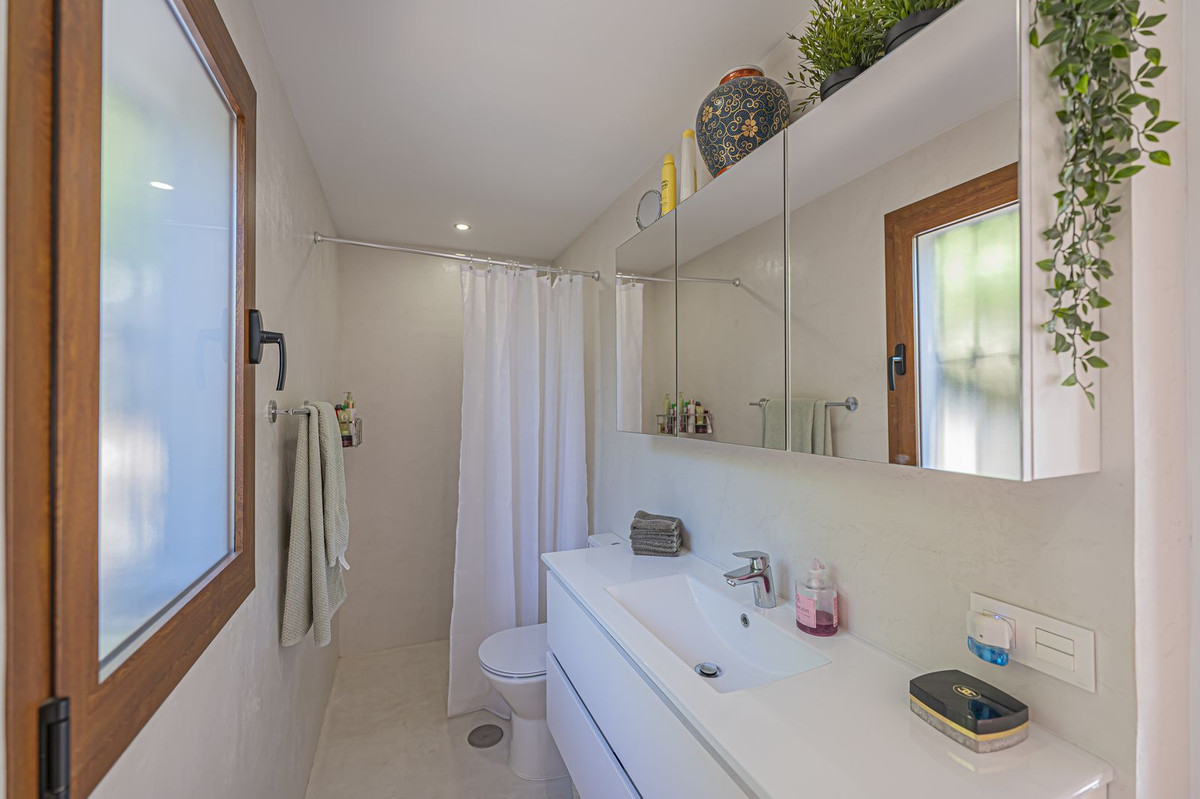 2 Bed Apartment for sale in Benahavís Costa Del Sol, Málaga, Spain