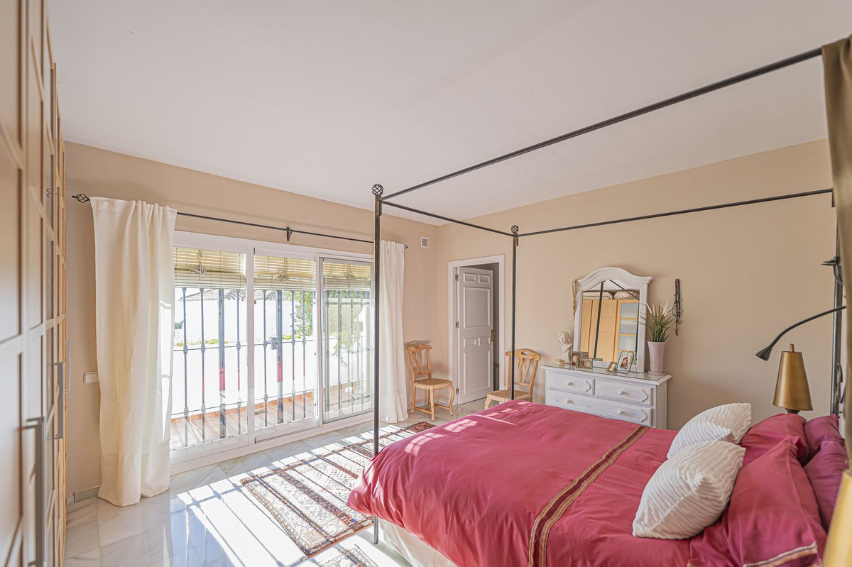 2 Bed Apartment for sale in Benahavís Costa Del Sol, Málaga, Spain