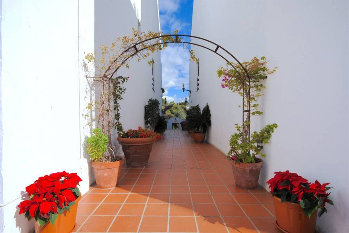 3 Bed Apartment for sale in Aloha Costa Del Sol, Málaga, Spain