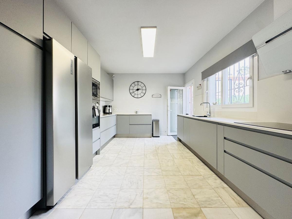 4 Bed Townhouse for sale in La Duquesa Costa Del Sol, Málaga, Spain