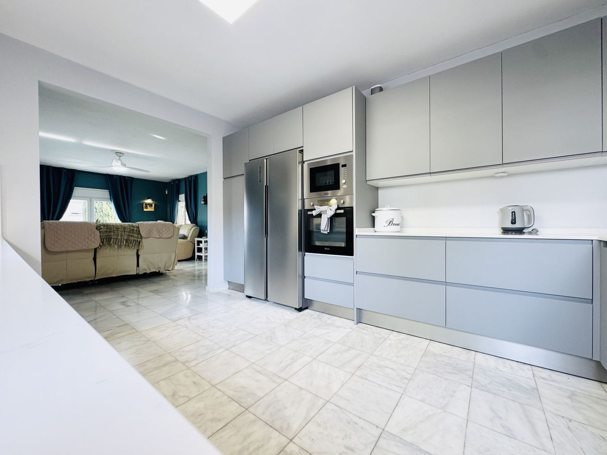 4 Bed Townhouse for sale in La Duquesa Costa Del Sol, Málaga, Spain
