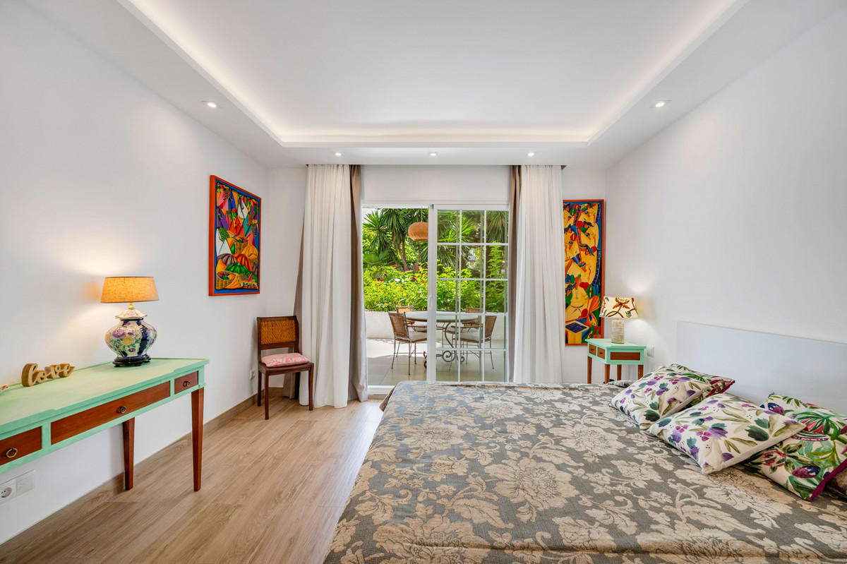 2 Bed Apartment for sale in The Golden Mile Costa Del Sol, Málaga, Spain