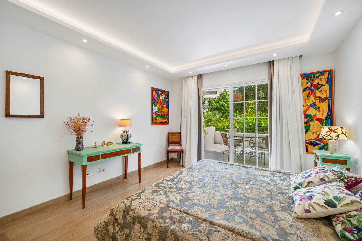 2 Bed Apartment for sale in The Golden Mile Costa Del Sol, Málaga, Spain