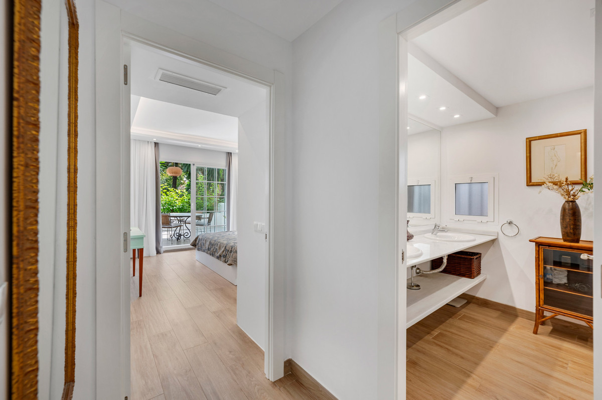 2 Bed Apartment for sale in The Golden Mile Costa Del Sol, Málaga, Spain