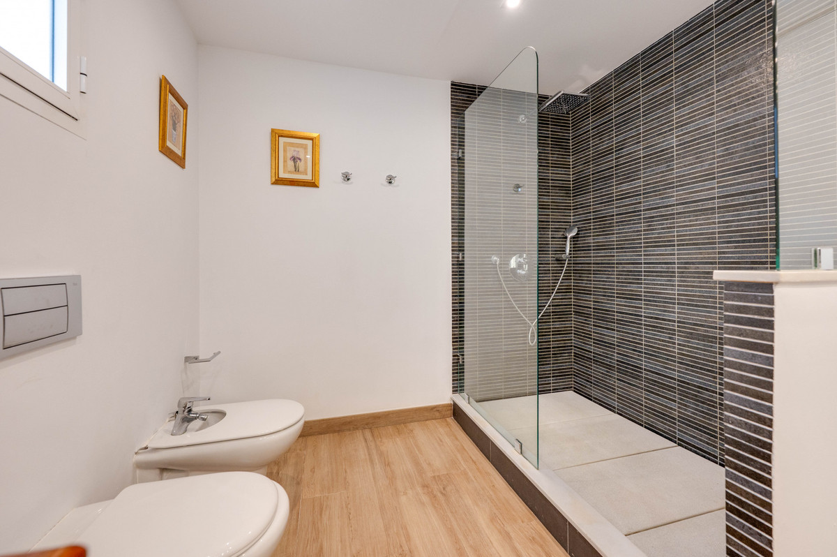 2 Bed Apartment for sale in The Golden Mile Costa Del Sol, Málaga, Spain