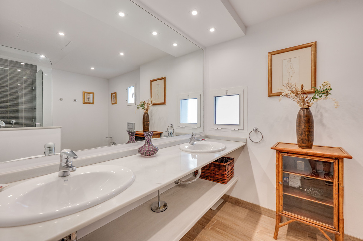 2 Bed Apartment for sale in The Golden Mile Costa Del Sol, Málaga, Spain