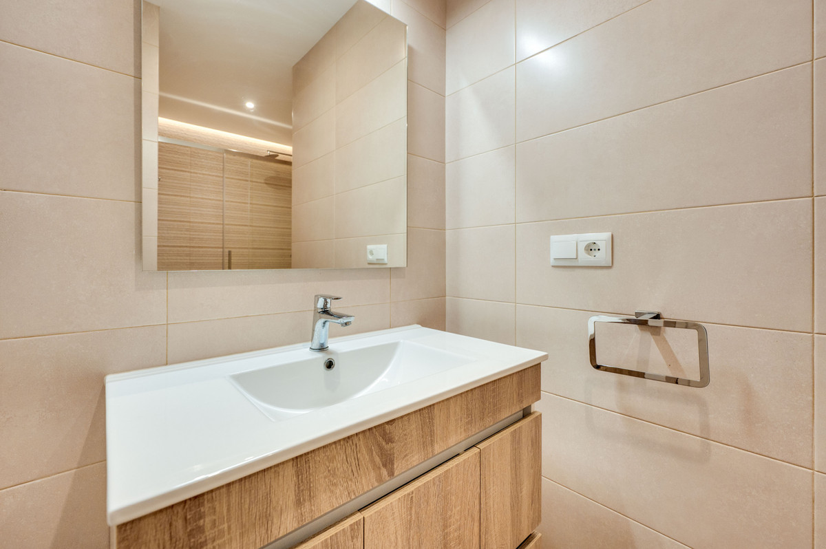 2 Bed Apartment for sale in The Golden Mile Costa Del Sol, Málaga, Spain