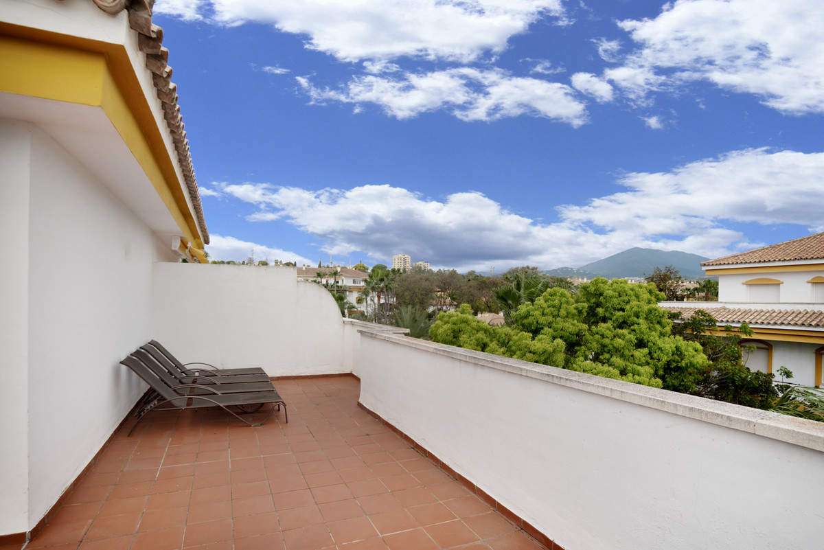 2 Bed Apartment for sale in Nueva Andalucía Costa Del Sol, Málaga, Spain