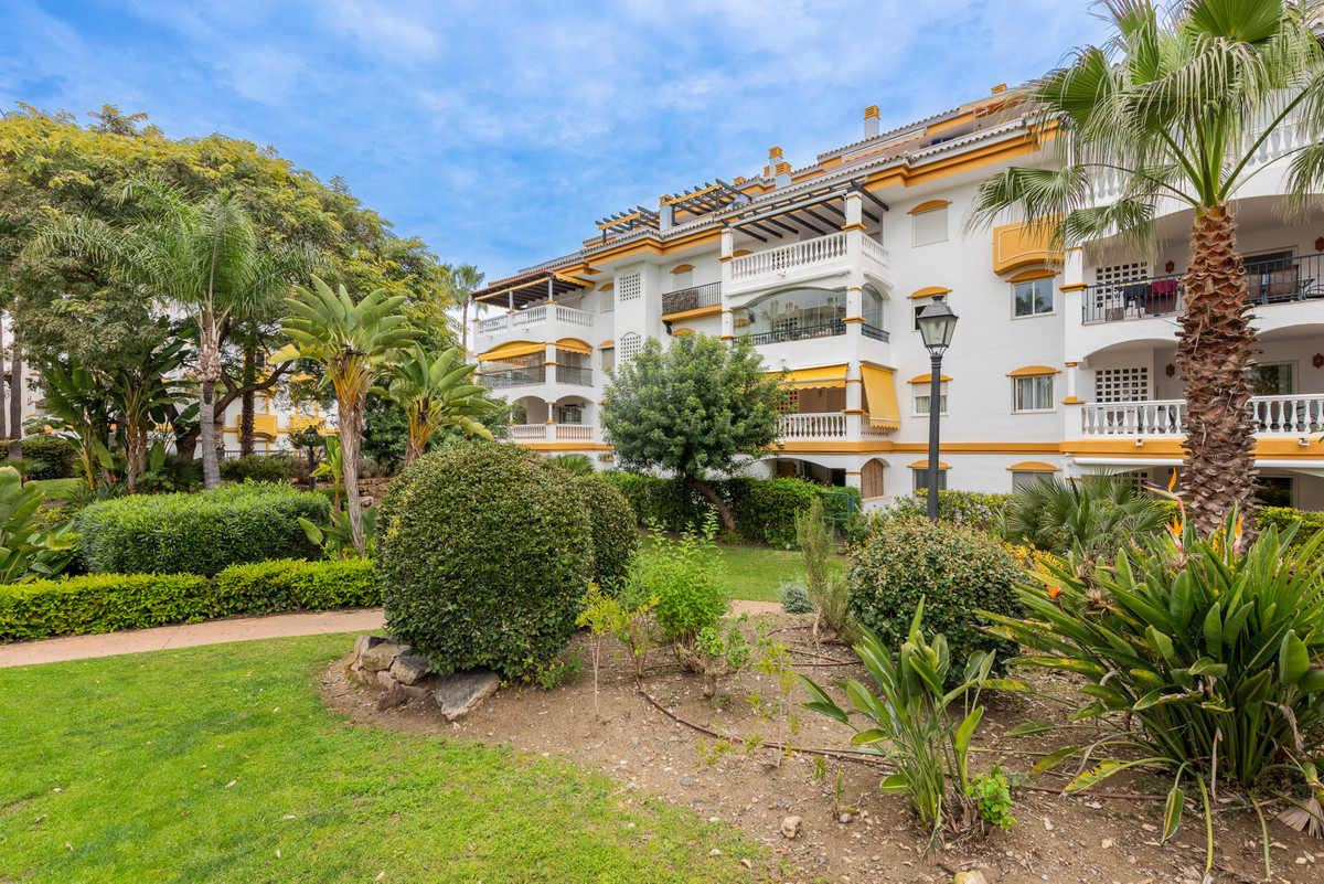 2 Bed Apartment for sale in Nueva Andalucía Costa Del Sol, Málaga, Spain