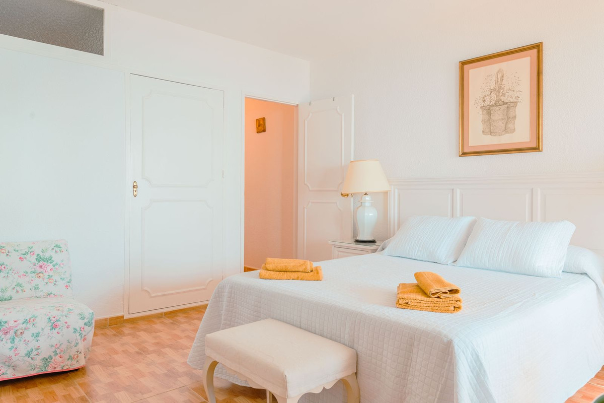 3 Bed Apartment for sale in Benalmadena Costa Costa Del Sol, Málaga, Spain