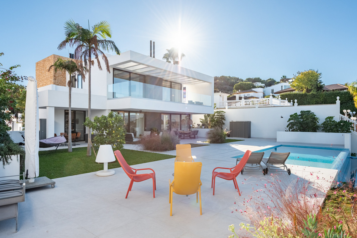3 Bed Townhouse for sale in Cerros Del Aguila Costa Del Sol, Málaga, Spain