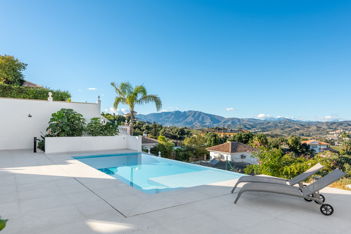 3 Bed Townhouse for sale in Cerros Del Aguila Costa Del Sol, Málaga, Spain
